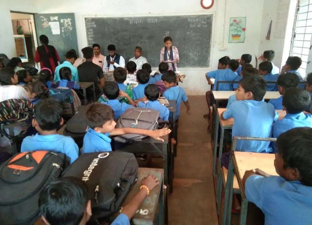 धमतरी में अनोखी पहल, बड़ी कक्षाओं के बच्चे बाल शिक्षक बनकर पढ़ा रहे छोटी कक्षा के बच्चों को