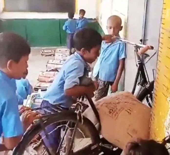 स्टूडेंट्स को हमाली कराने वाली टीचर मैडम सस्पेंड