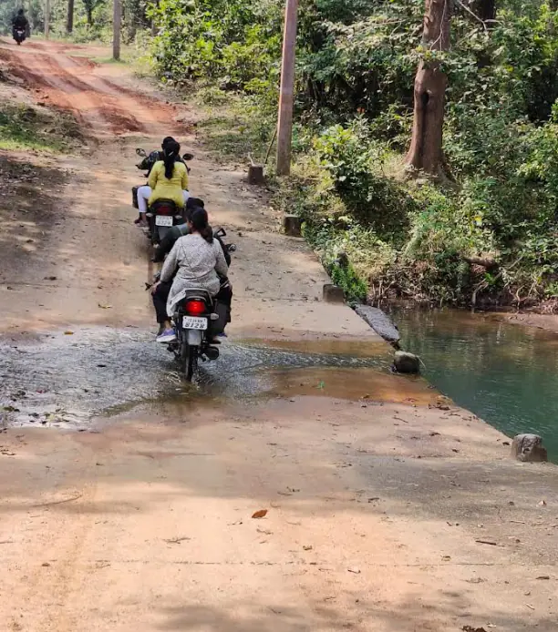 कलेक्टर ने मोटर सायकल पर सवार होकर वनांचल क्षेत्र का किया दौरा