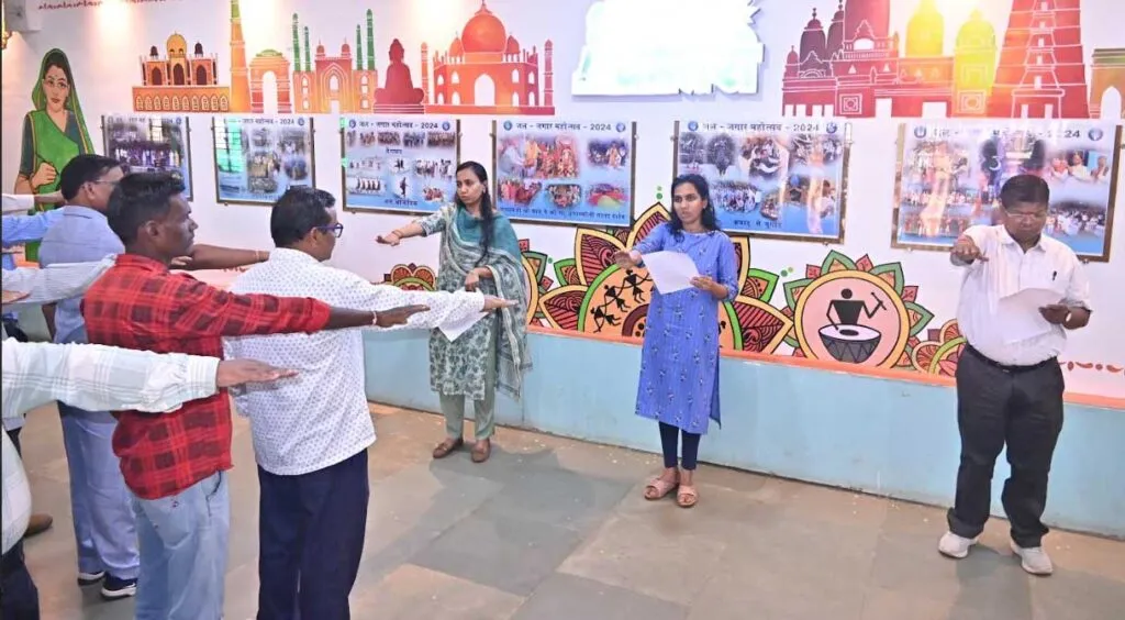 जिले में मनाया जा रहा सतर्कता जागरूकता सप्ताह, कलेक्टर ने अधिकारी, कर्मचारियों को दिलाई प्रतिज्ञा