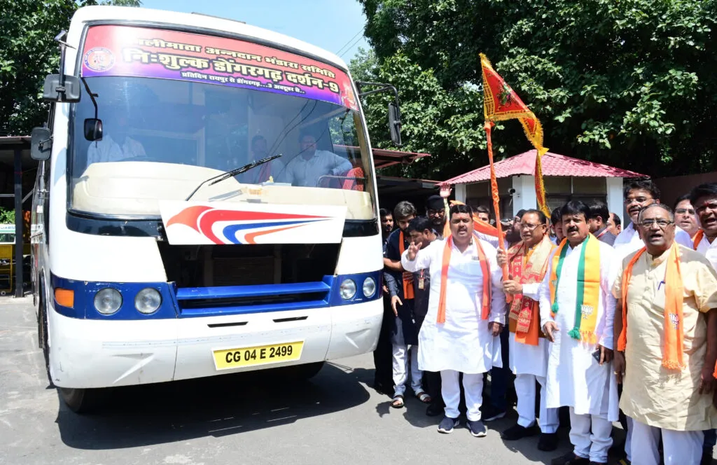 सीएम साय ने मां बम्लेश्वरी के दर्शन के लिए जा रहे श्रद्धालुओं की बस को झंडी दिखाकर किया रवाना
