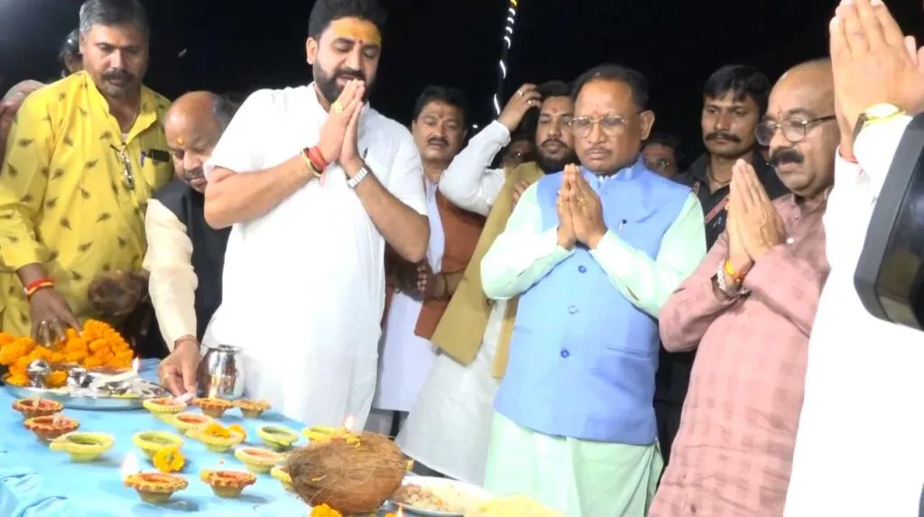 छत्तीसगढ़ राज्य स्थापना दिवस पर 11 हजार दीपों से रौशन हुआ एकात्म पथ