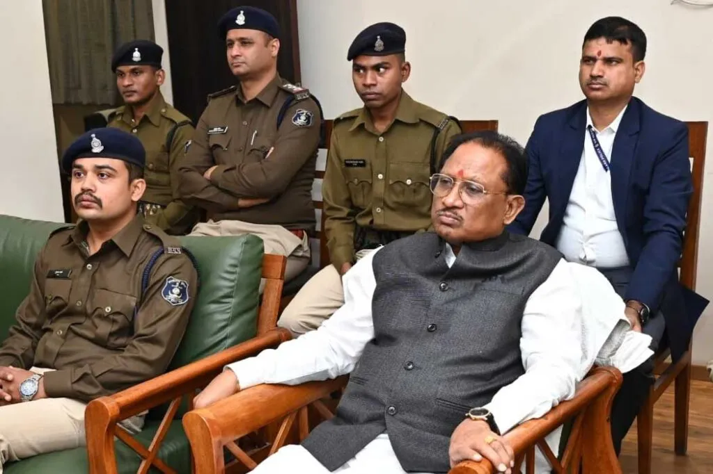 मुख्यमंत्री ने पुलिस जवानों के साथ सुनी मन की बात