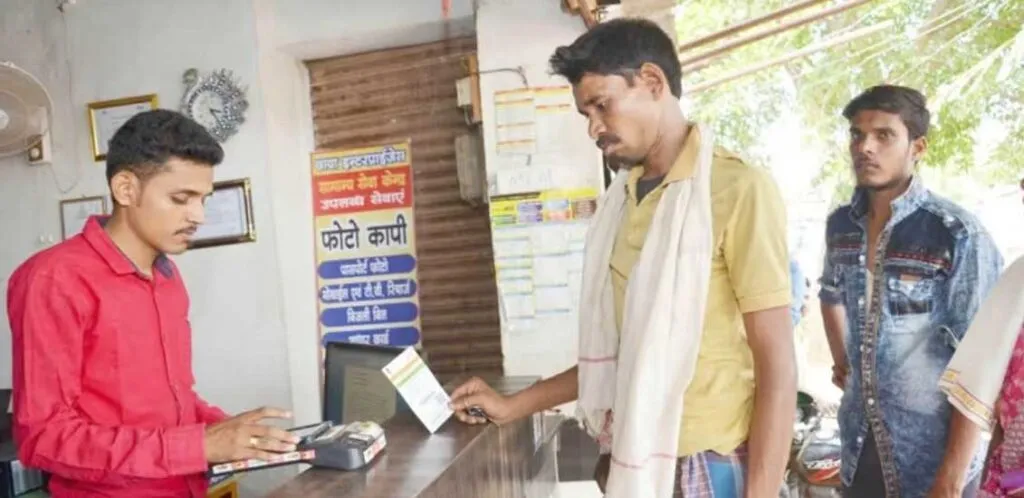 Micro ATM से किसानों को बैंक की भीड़ से मिल रही राहत, समय की हो रही बचत