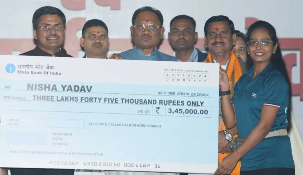 CM साय ने प्रदान किया पर्वतारोही निशा यादव को 3.45 लाख रुपए का चेक