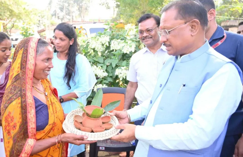 सीएम ने तिलासो बाई से मिट्टी के दीये और कलश की खरीदी की