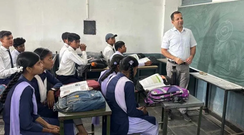 विद्यार्थियों को सिखाया कृत्रिम उपग्रह का विज्ञान
