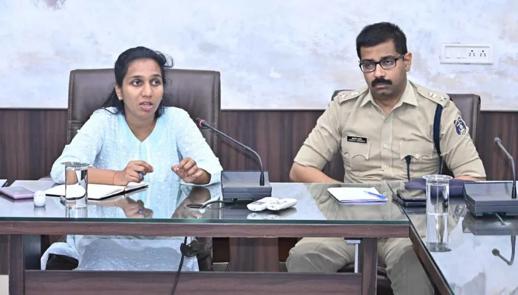 कलेक्टर और SP ने ली कानून व्यवस्था दुरूस्त बनाए रखने के संबंध में बैठक