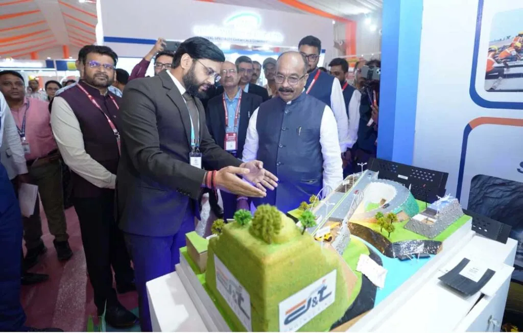 सड़क निर्माण और रखरखाव से संबंधित आधुनिक मशीनरी और उपकरणों की लगाई गई है प्रदर्शनी