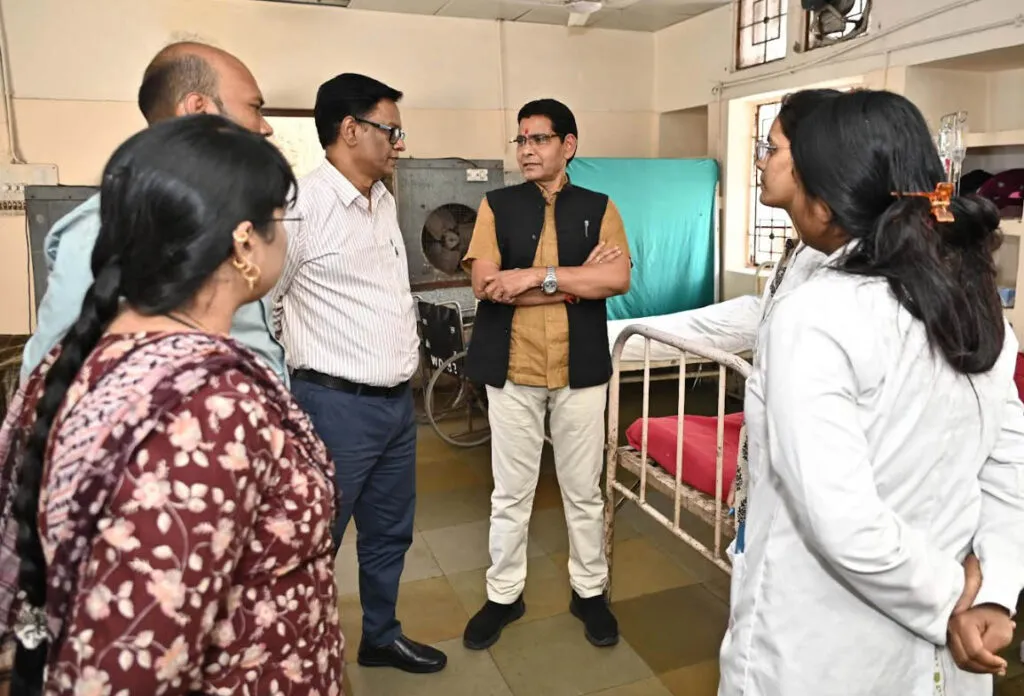 एम्स, डीकेएस और मेकाहारा अस्पताल का राजस्व मंत्री टंकराम वर्मा ने किया दौरा