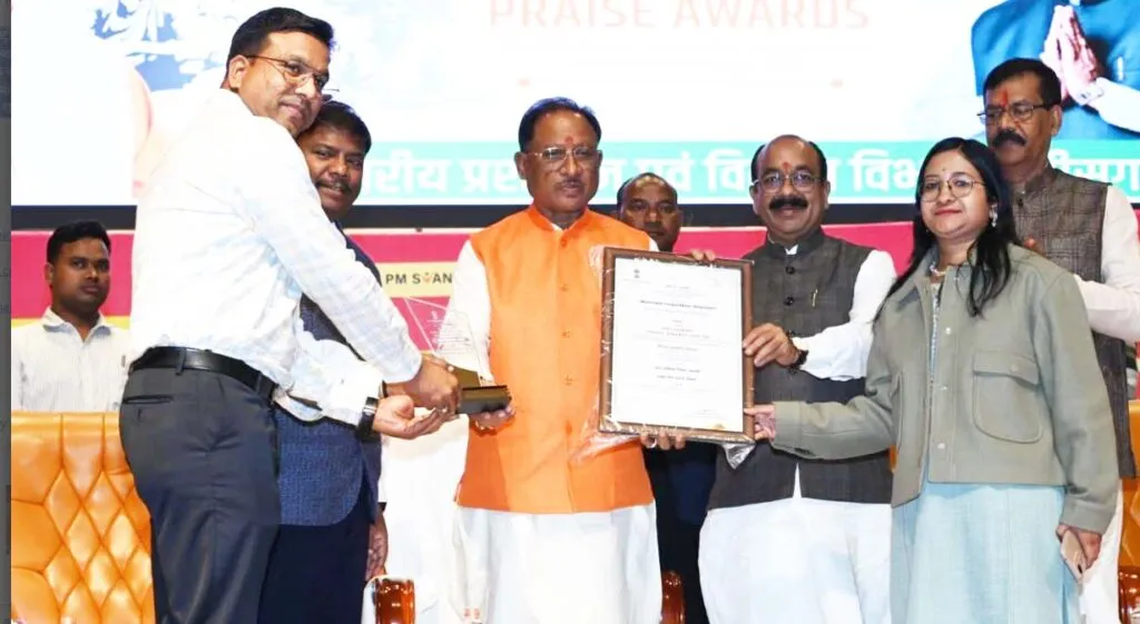 पीएम स्वनिधि योजना में धमतरी जिले को मिली सफलता, मुख्यमंत्री के हाथों मिला पुरस्कार