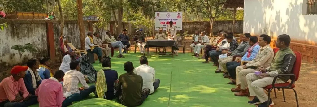 वन विभाग द्वारा किए जा रहे विभिन्न कार्यक्रम, योजनाओं की दी जा रही जानकारी