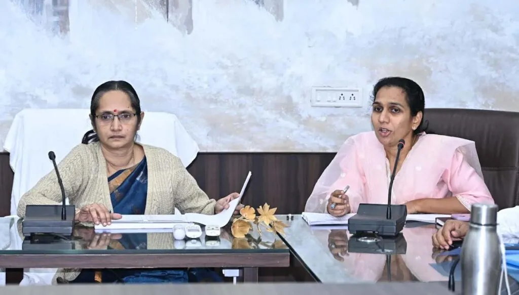 प्रभारी सचिव ने ली जिला स्तरीय अधिकारियों की बैठक, विभागवार योजनाओं के प्रगति की समीक्षा की