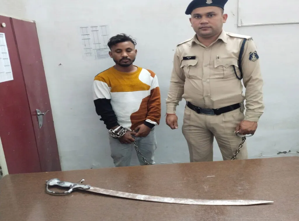 तलवार से केक काटकर मनाया जन्मदिन, रायपुर में बर्थडे बॉय गिरफ्तार
