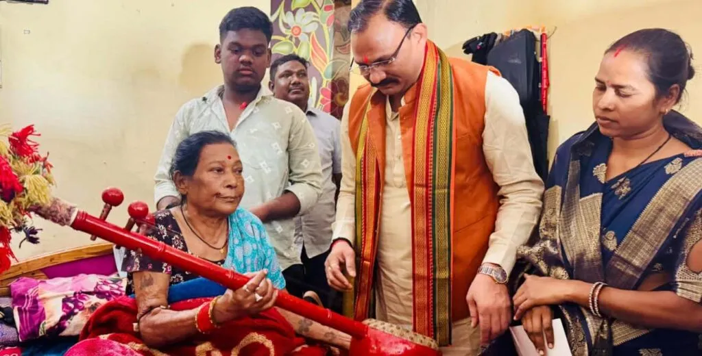 पद्मविभूषण तीजन बाई से मिलने पहुंचे स्वास्थ्य मंत्री जायसवाल