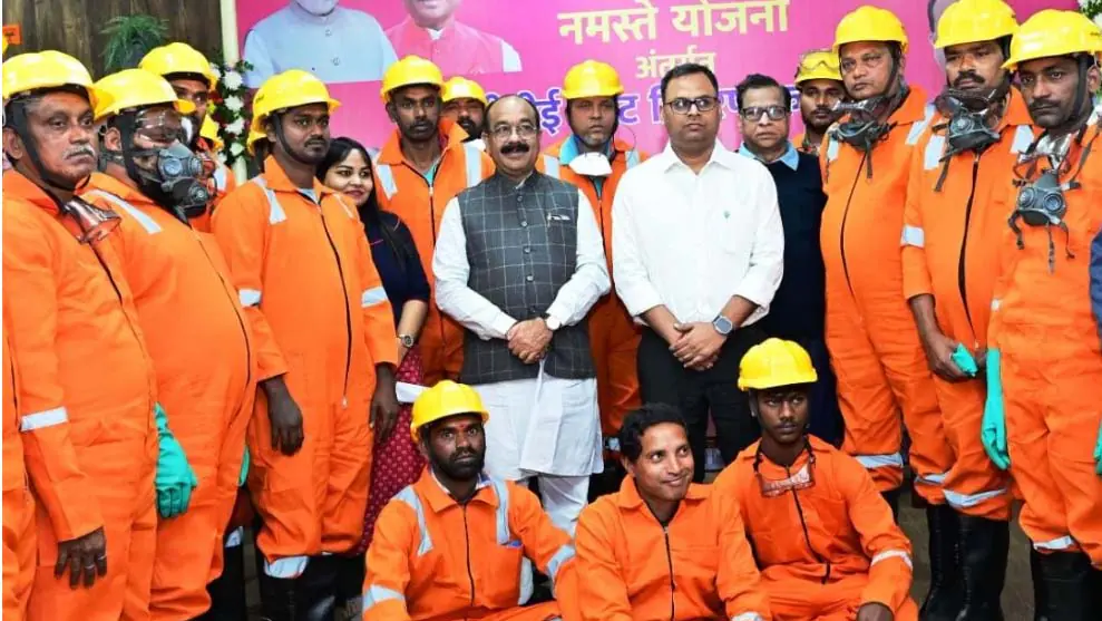 डिप्टी सीएम साव ने सफाई कर्मचारियों को वितरित किया PPE किट