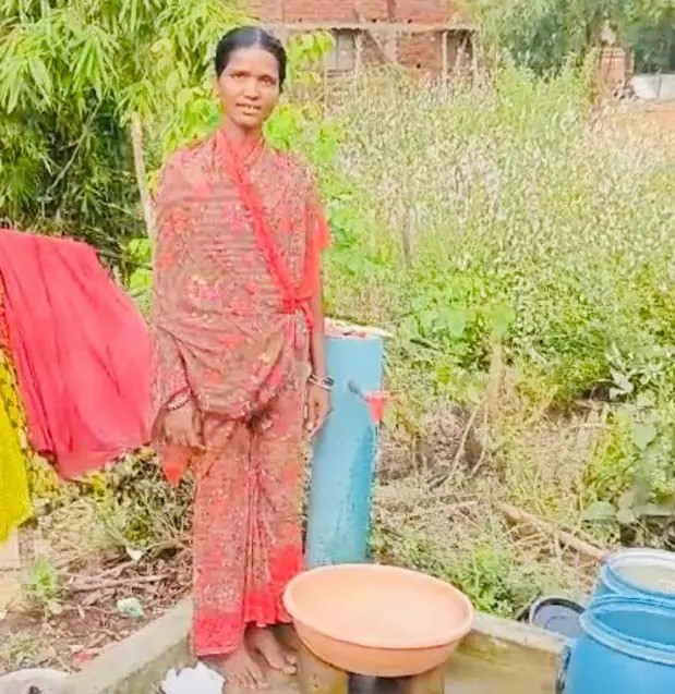 घर के समीप मिल रही जल की धार, केदागहन के निवासियों का बच रहा समय