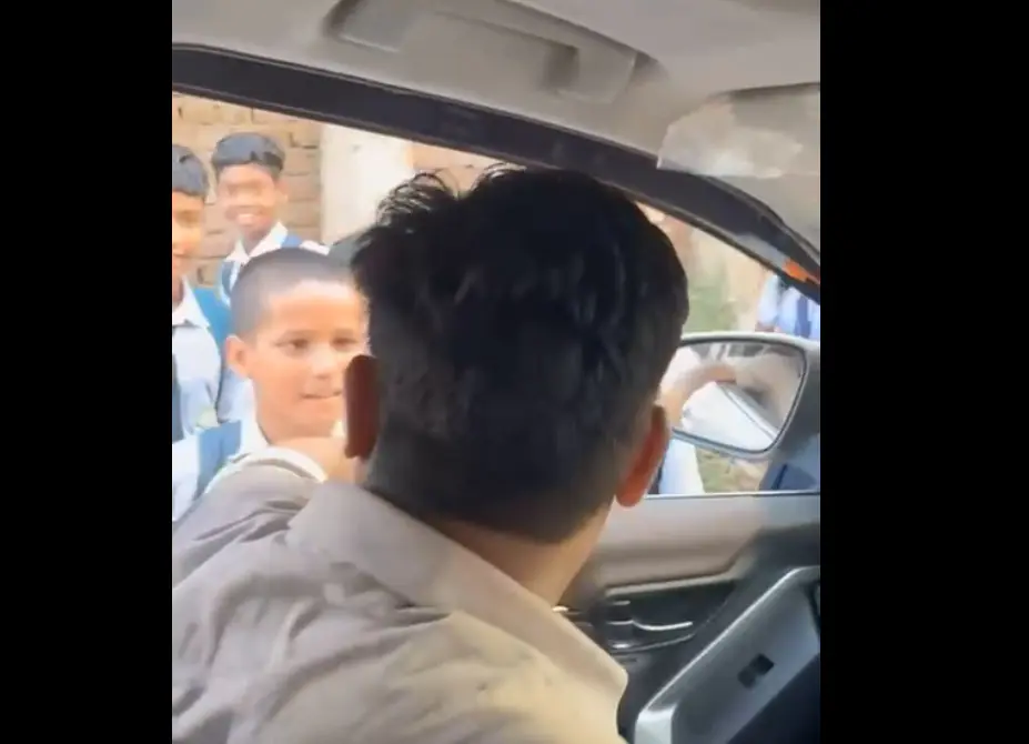 वित्तमंत्री ओपी चौधरी ने काफिला रोककर स्कूली बच्चों से की बातचीत