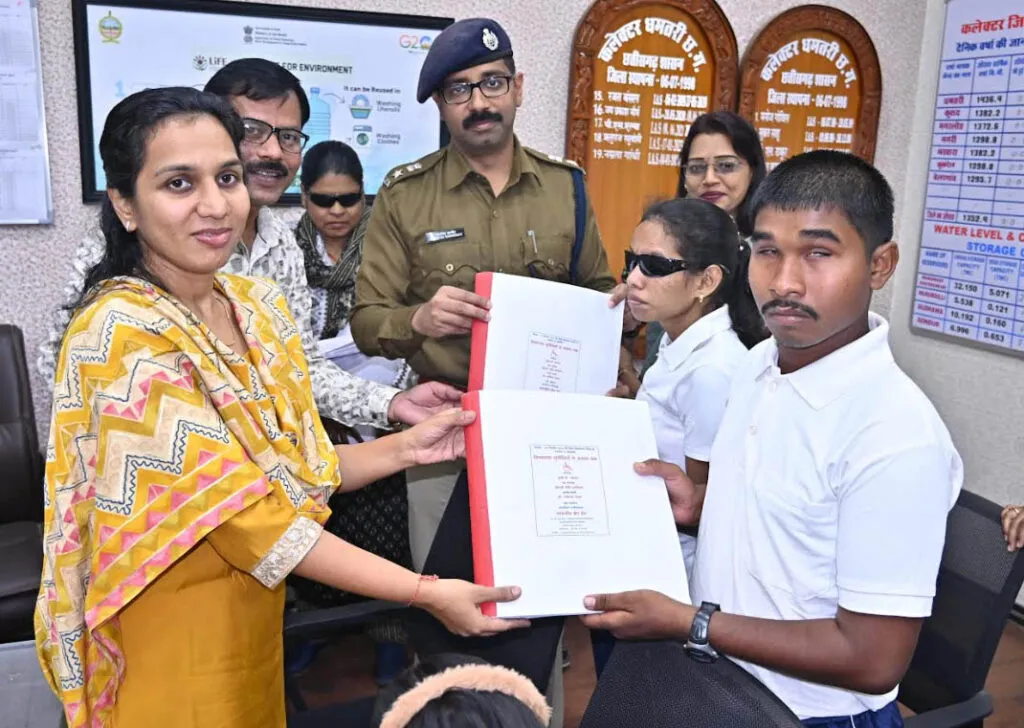 दिव्यांगजनों को शिक्षा से जुड़ने, सशक्त व स्वावलम्बी बनने कलेक्टर ने किया प्रेरित