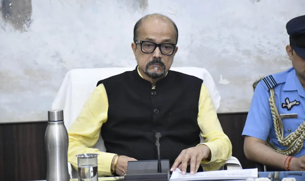 राज्यपाल कलेक्टोरेट में अधिकारियों से चर्चा कर योजनाओं के क्रियान्वयन से हुए अवगत