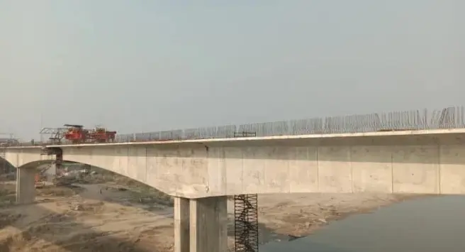 मेघा में महानदी पर बन रहा पुल, सरकारी योजनाओं के क्रियान्वयन की ज़मीनी हकीकत जानी कलेक्टर मिश्रा