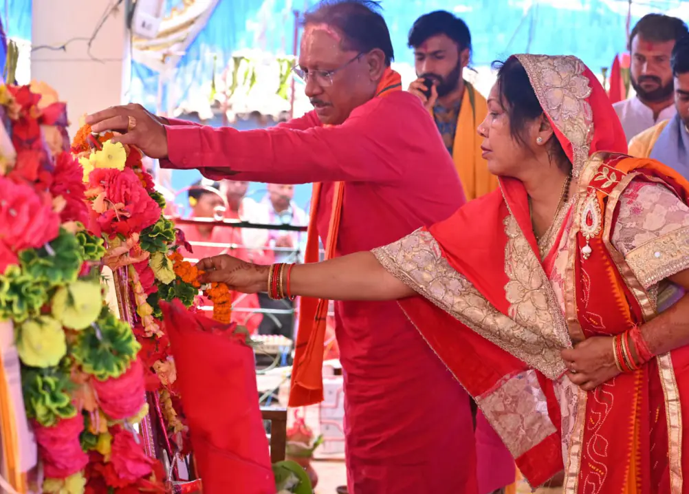 सीएम ने भगवान राधा-कृष्ण की पूजा-अर्चना कर प्रदेश की सुख, समृद्धि और खुशहाली की कामना की