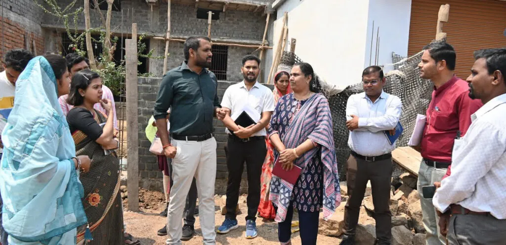 प्रधानमंत्री आवास का काम तेज करने के कलेक्टर ने दिए निर्देश