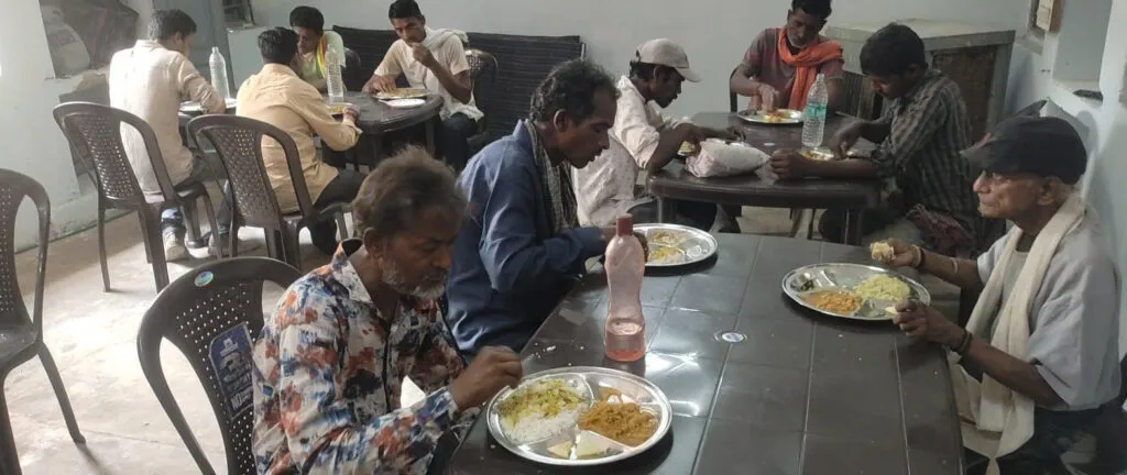 5 रूपये में भरपेट भोजन, हर दिन लगभग 300 श्रमिकों का भर रहा पेट