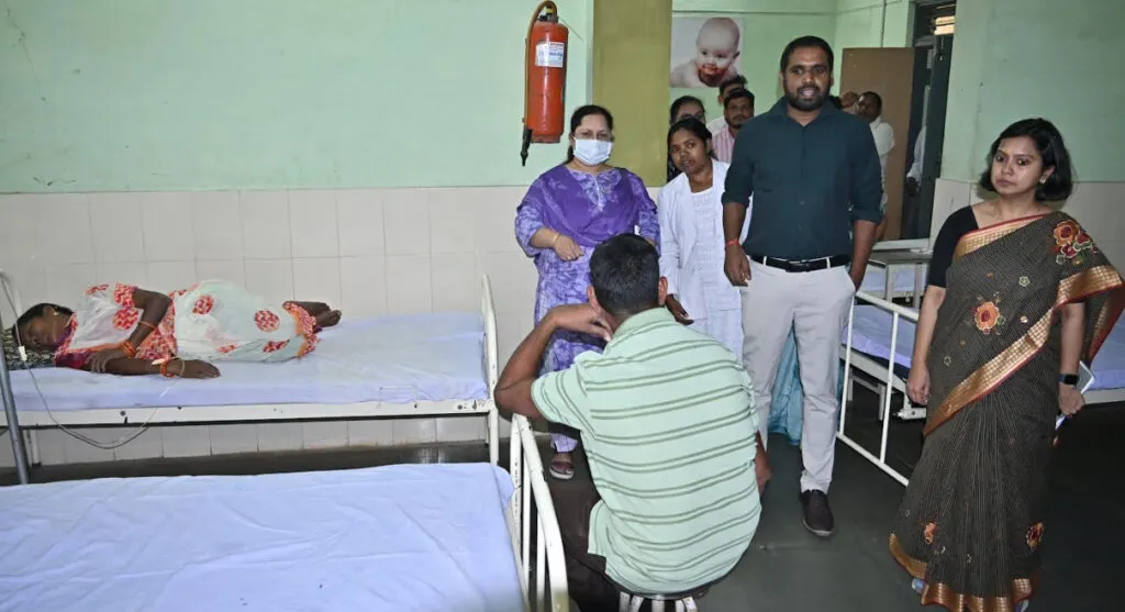प्राथमिक स्वास्थ्य केन्द्र पहुंचे कलेक्टर, मौजूद मरीजों से लिया फीडबैक