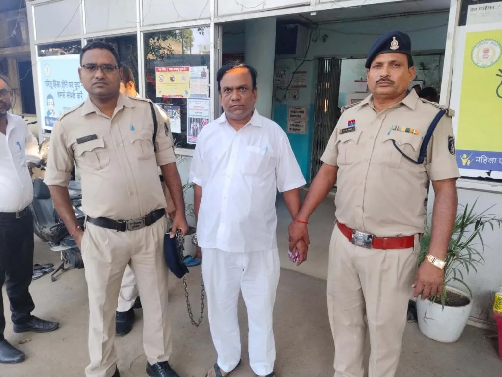धमतरी की महिला से 10 लाख की ठगी करने वाला रायपुर से अरेस्ट, छात्रावास अधीक्षक बनाने दिया था झांसा