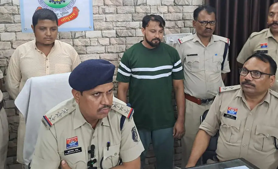 चलती बस से चोर गिरफ्तार, कारोबारी के घर से चुराया था सोने की बिस्किट